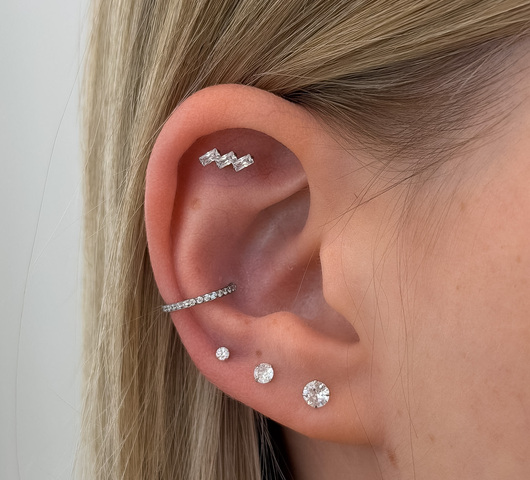 Titánium Helix Piercing – Három Cirkónia Kővel - 8 mm