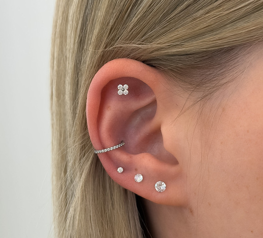 Virágos Cirkónia Talpas Piercing - Ezüst Színű Titánium