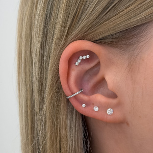 Ezüst Színű 5 Köves Íves Titán Talpas Piercing – 8 mm