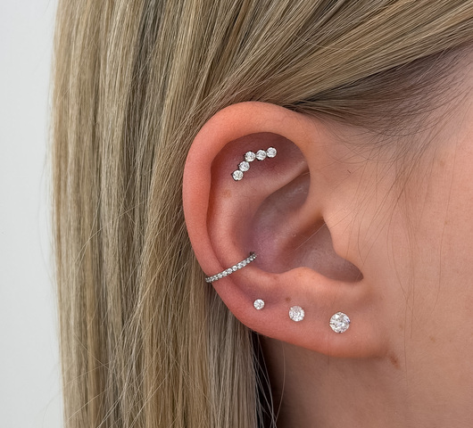 Ezüst Színű 5 Köves Íves Titán Talpas Piercing – 8 mm