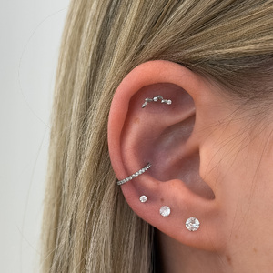 Ezüst Színű Íves Levél Mintás Titán Talpas Piercing – 6 mm