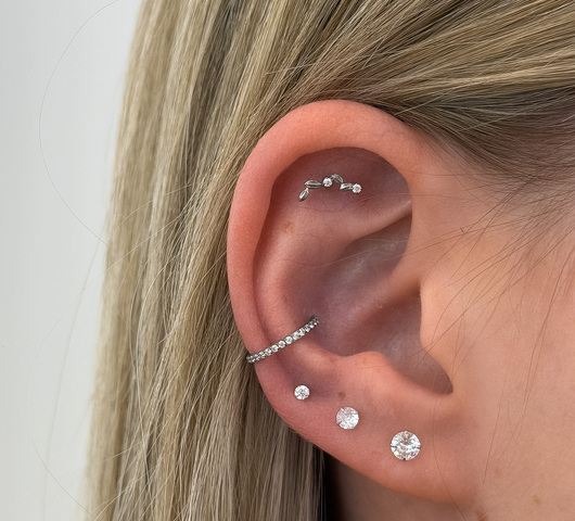 Ezüst Színű Íves Levél Mintás Titán Talpas Piercing – 6 mm