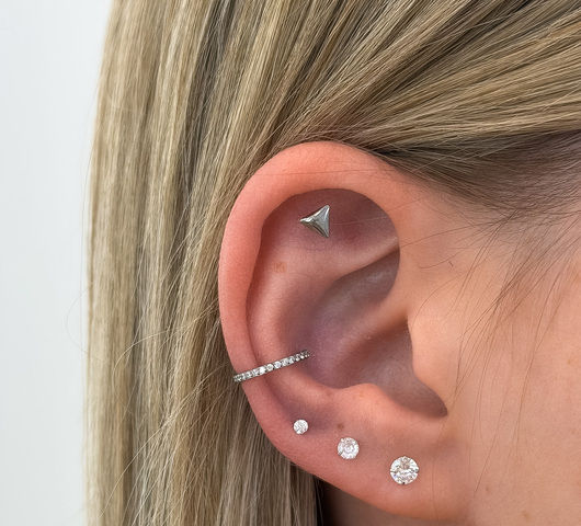 Ezüst Színű Háromszög Mintás Titán Talpas Piercing – 8 mm