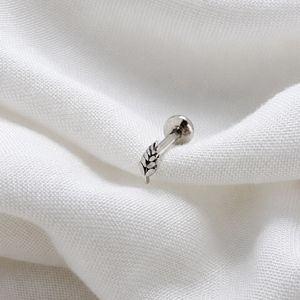 14K sárga arany talpas piercing – levél mintával