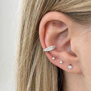 S925 Ezüst conch piercing tripla sor kővel