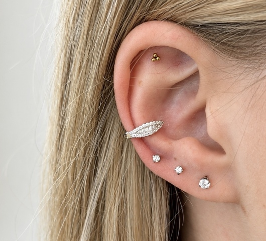S925 Ezüst conch piercing tripla sor kővel