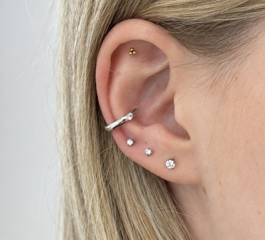 S925 Ezüst conch piercing egy cirkónia kővel