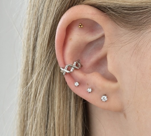 S925 Ezüst conch piercing “x” mintával