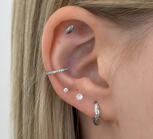 Textúrált karika fülbevalt ezüst színben