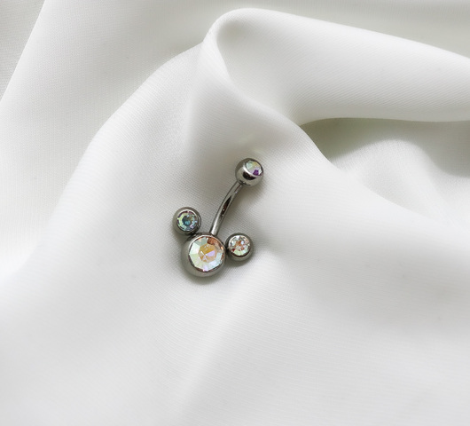 Köldök piercing színváltós kövekkel