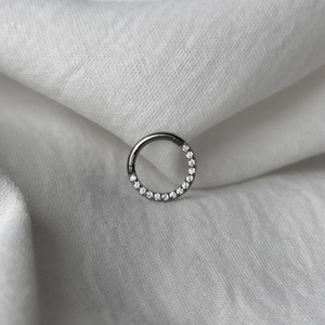 Köves titán karika fülpiercing – 8 mm