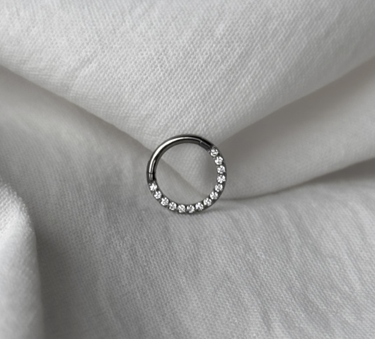 Köves titán karika fülpiercing – 8 mm
