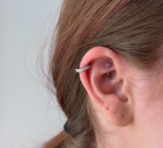 Titánból készült banán piercing