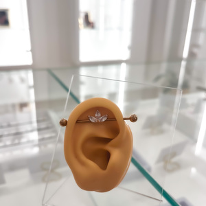 Industrial piercing három kővel rosegold színben