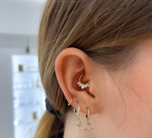 D101A Daith piercing kővel