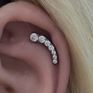 Íves cirkónia fülpiercing – titán, ezüst szín, 8 mm