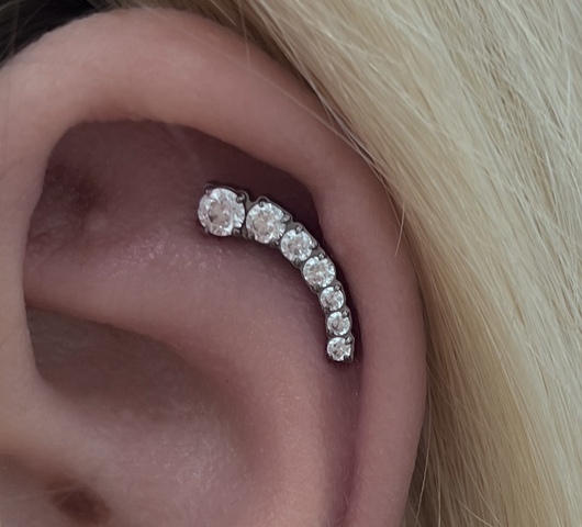 Íves cirkónia fülpiercing – titán, ezüst szín, 8 mm