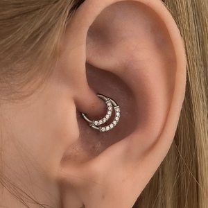 Dupla hatású köves titán daith piercing – 6 mm