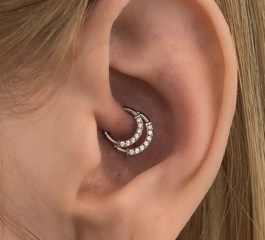 Dupla hatású köves titán daith piercing – 6 mm