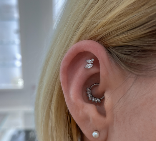 Titán fülpiercing háromköves dizájnnal – 8 mm