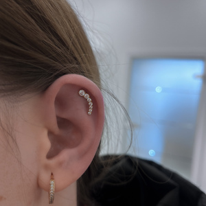 Íves cirkónia fülpiercing – titán, ezüst szín, 8 mm arany színben