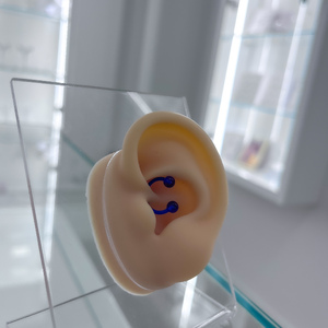 Sötétkék műanyag patkó piercing