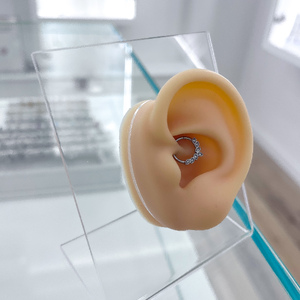 D111 Daith/migén piercing