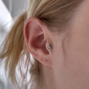 Háromköves cirkónia fülpiercing – S925 ezüst