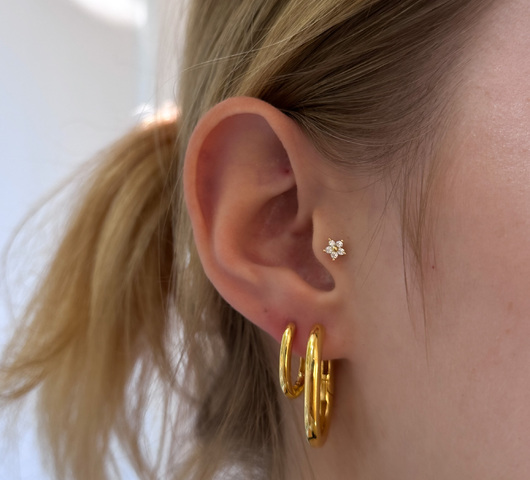 Virág alakú cirkónia fülpiercing – arany színű S925 ezüst