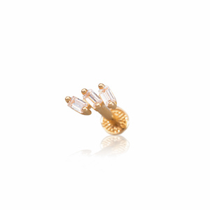 14K sárga arany talpas piercing – elegáns, hosszúkás cirkónia kövekke
