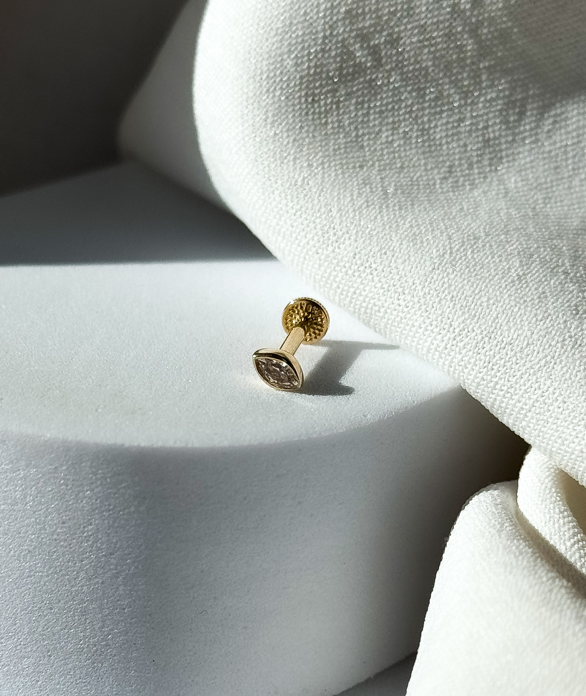 14K sárga arany fülpiercing fehér cirkóniával