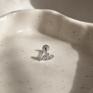 Ezüstből készült három köves talpas piercing