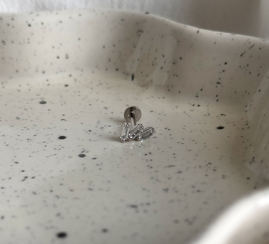 Ezüstből készült talpas piercing