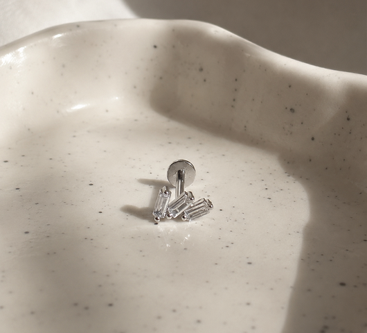 Ezüstből készült három köves talpas piercing