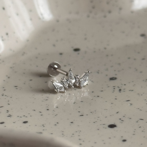 Ezüstből készült talpas piercing Ezüstből készült talpas piercing