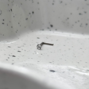 L-alakú orr piercing kő díszítéssel