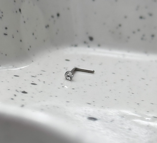 L-alakú orr piercing kő díszítéssel