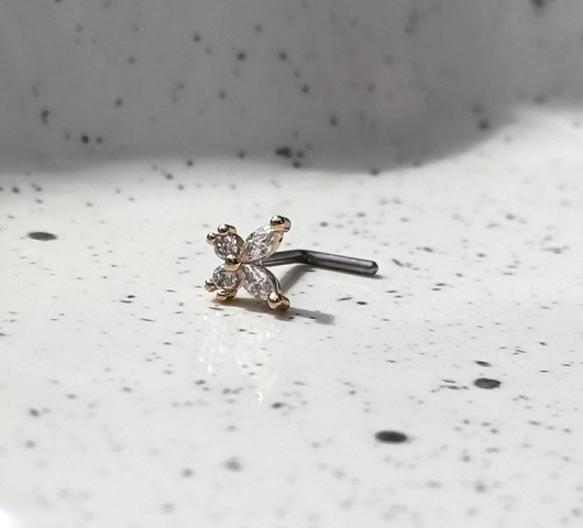 L-alakú orr piercing