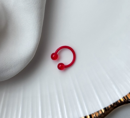 Piros műanyag piercing