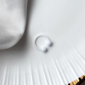 Fehér műanyag piercing