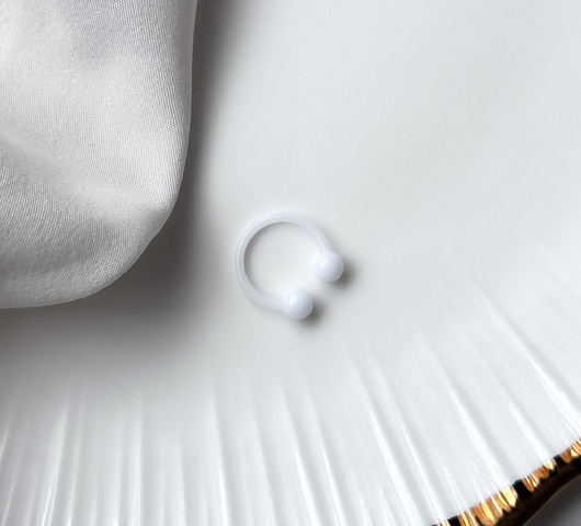 Fehér műanyag piercing