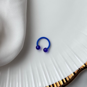 Sötétkék műanyag piercing