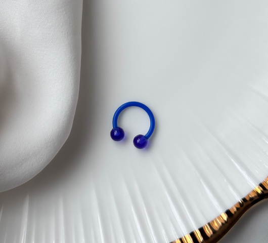 Sötétkék műanyag piercing
