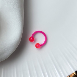 Rózsaszín műanyag piercing
