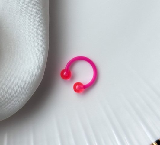 Rózsaszín műanyag piercing