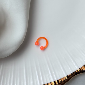 Narancssárga műanyag piercing