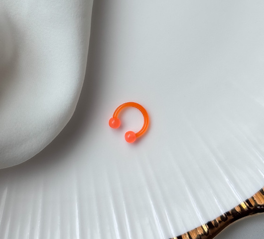 Narancssárga műanyag piercing