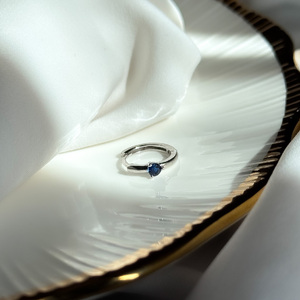 S925 ezüst karika piercing – kék cirkónia kővel