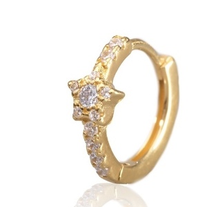 Virágmintás S925 ezüst piercing valódi arany bevonattal Conch/Helix/Fülbevaló