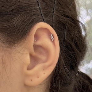 Titán talpas piercing három cirkónia kővel